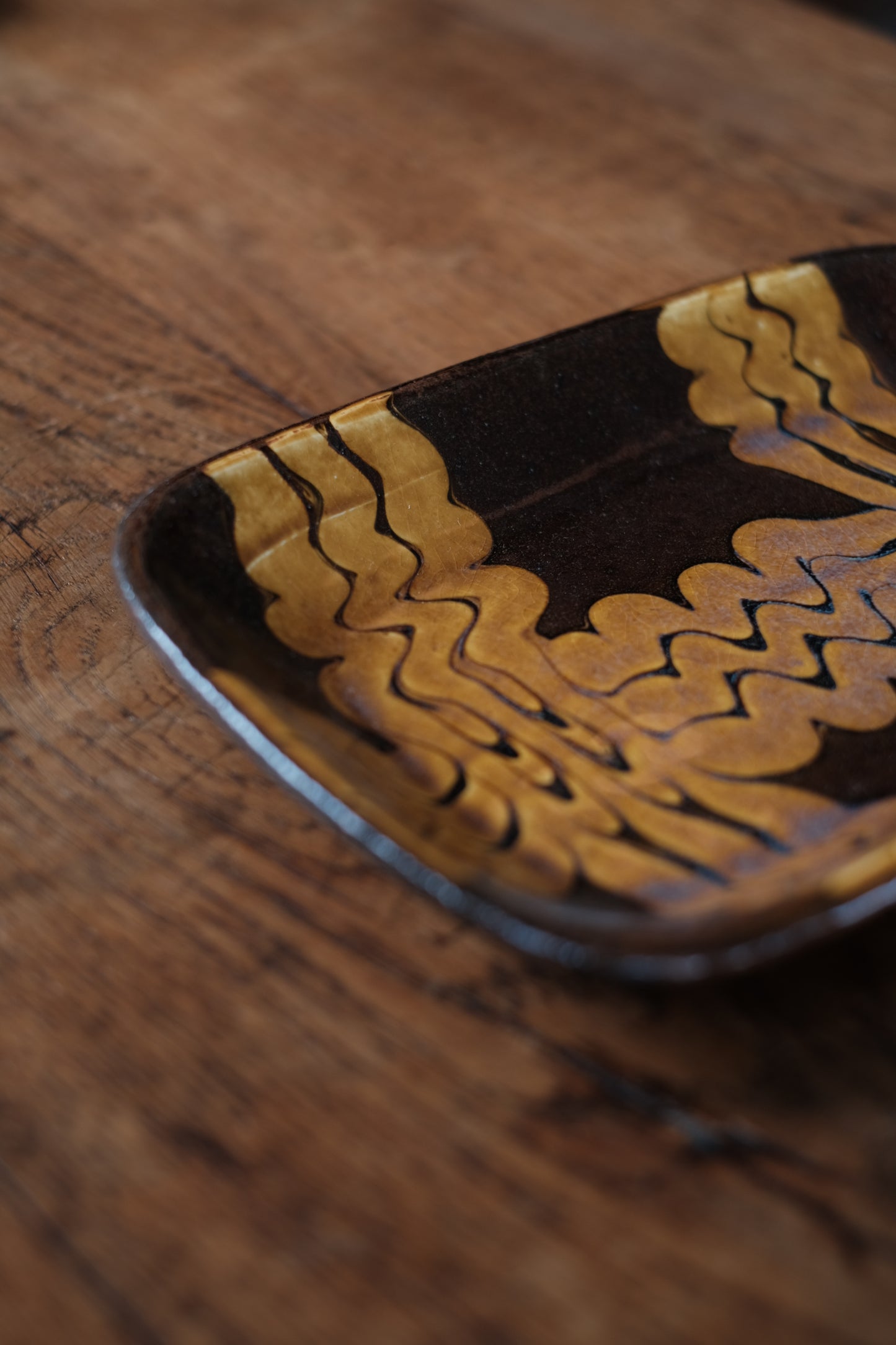 SLIPWARE PLATE / BROWN L①