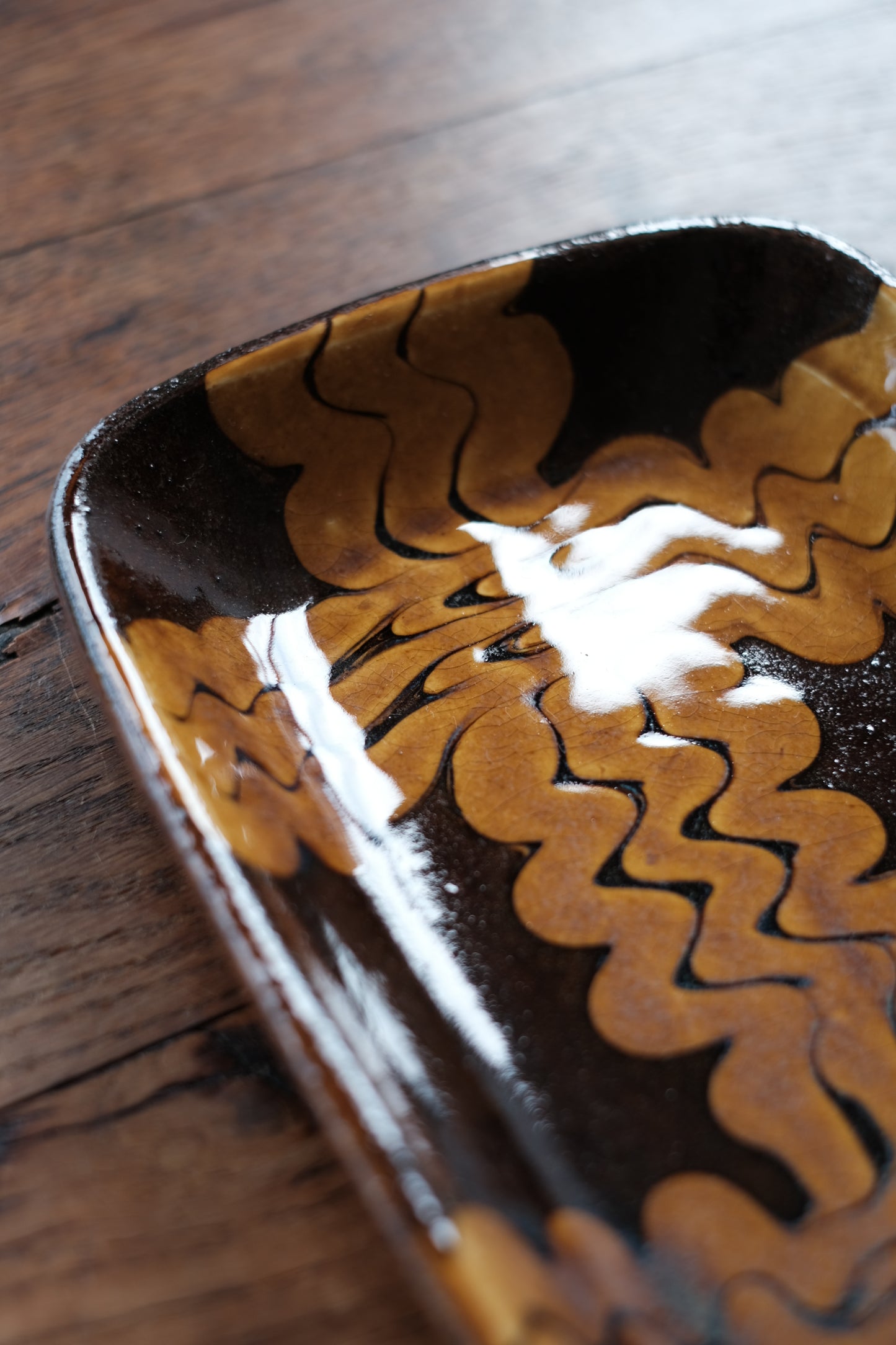 SLIPWARE PLATE / BROWN L①