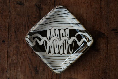 SLIPWARE SQUARE PLATE / GREEN①