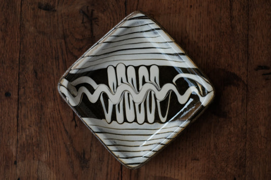 SLIPWARE SQUARE PLATE / GREEN①